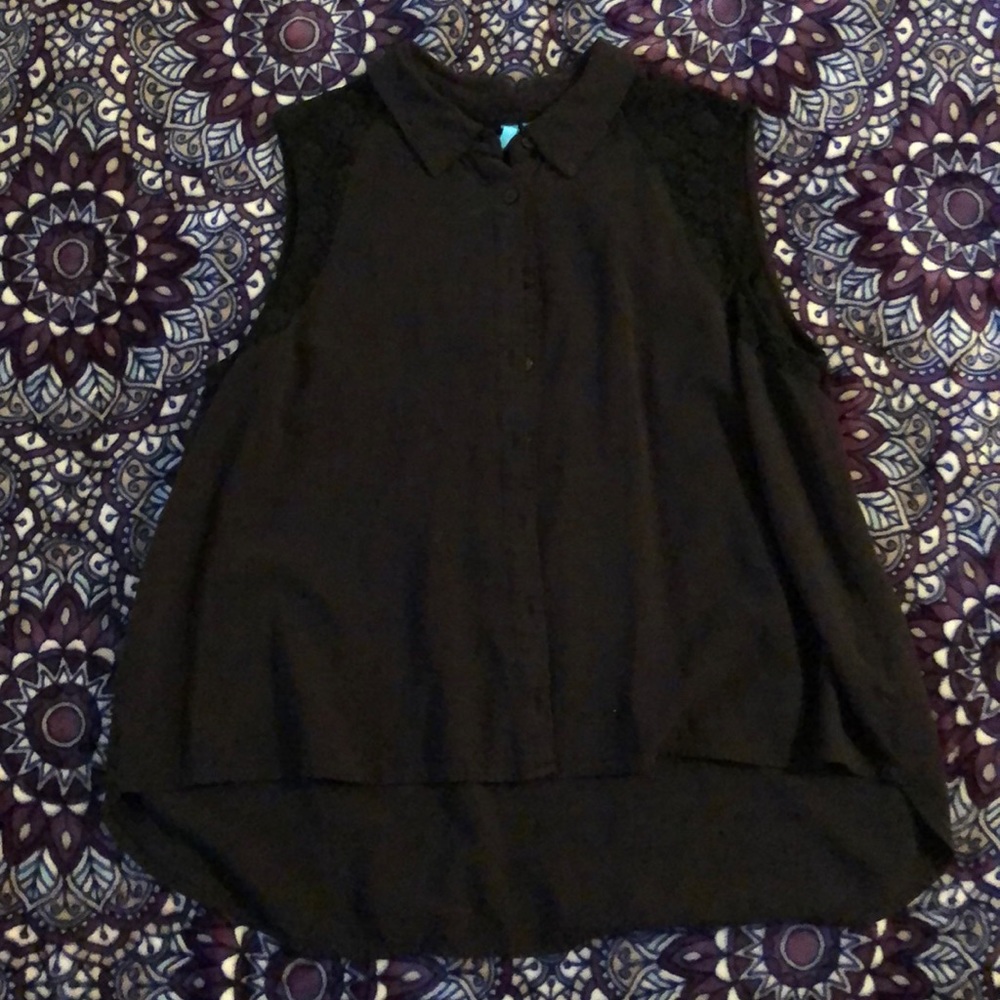 Black high low bottom up shirt